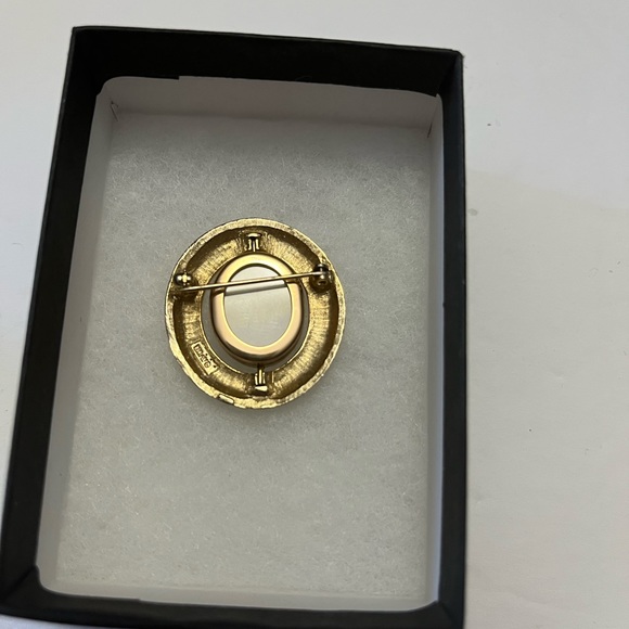 Vintage Goldtone Locket Brooch - Picture 2 of 8